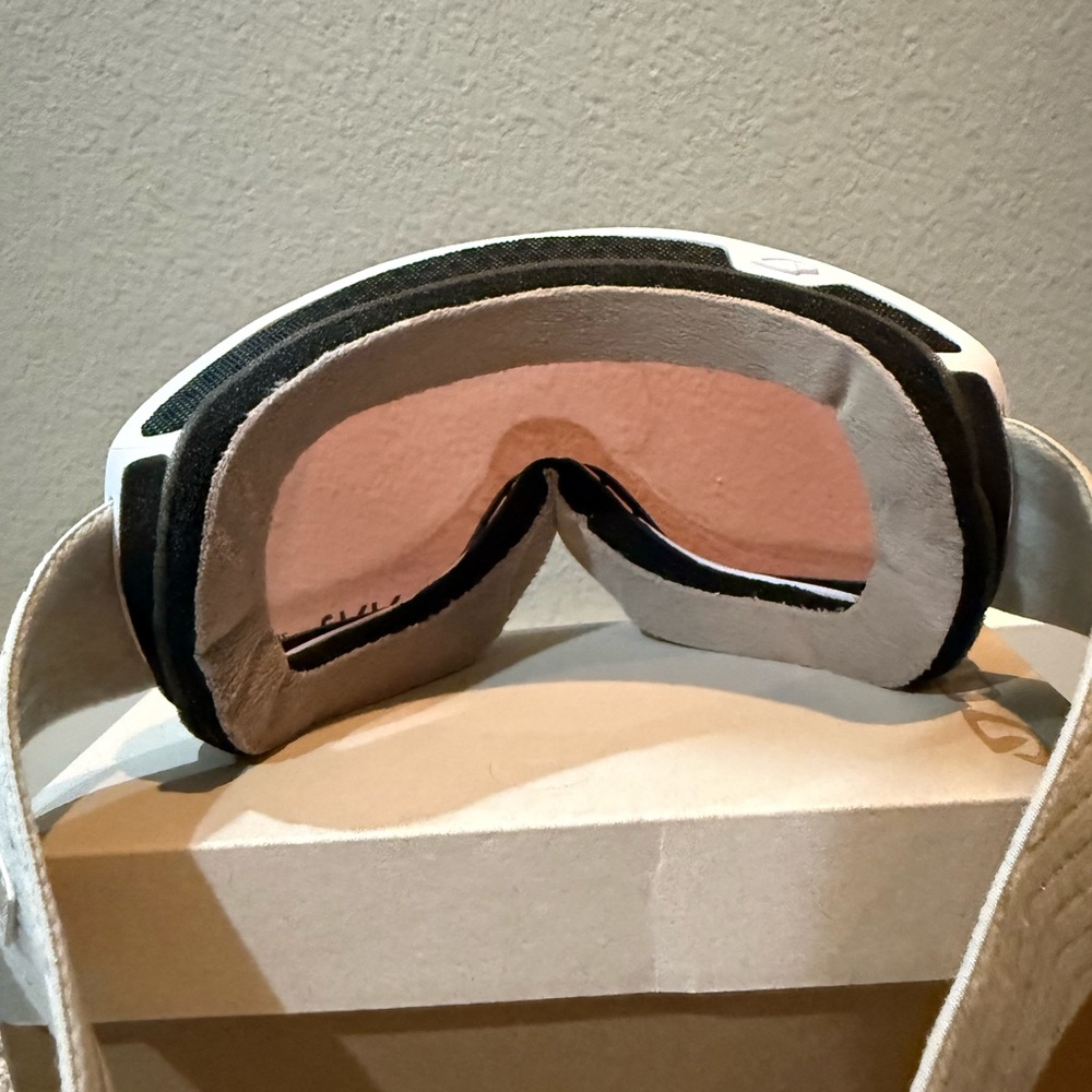 Snowboarding Goggles - Picture 6 of 7
